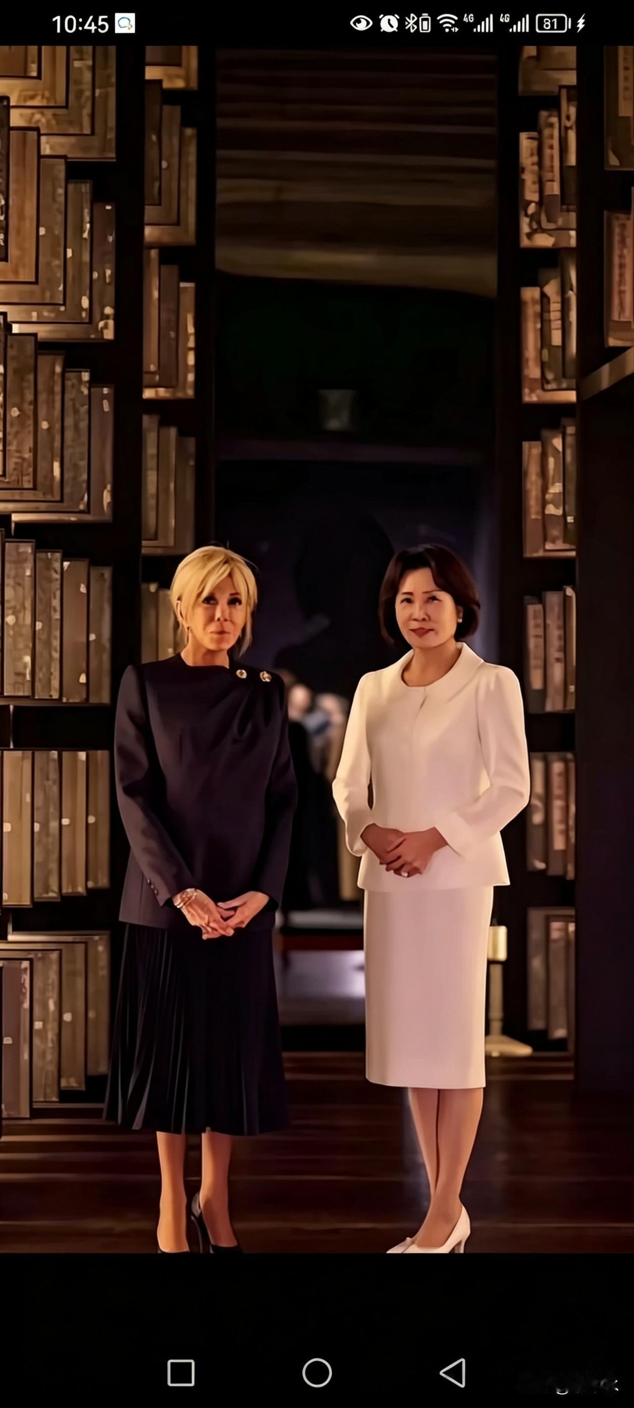 刚刚看到韩国夫人与法国夫人同框同框气质相得益彰，一素净温婉、一优雅大气，黑白穿搭