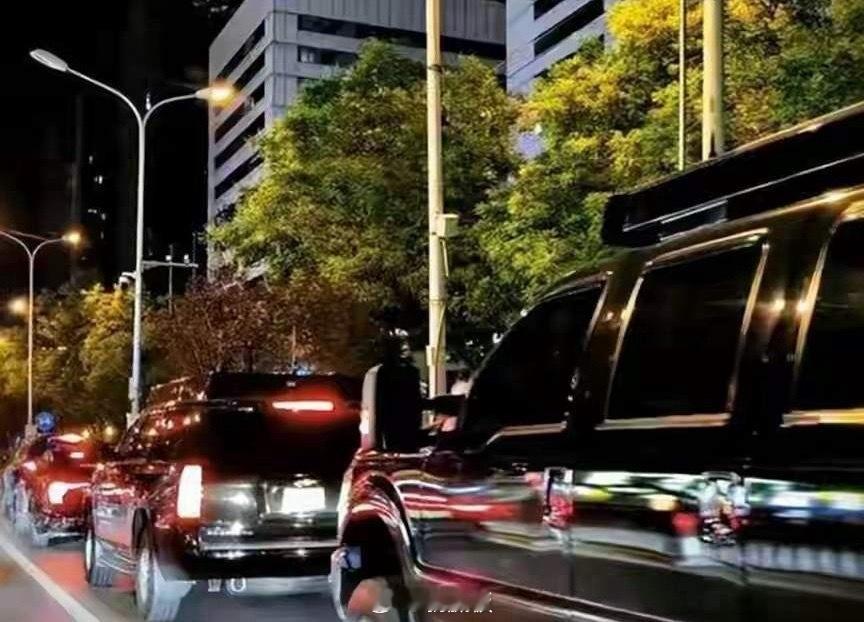 这趟访华，美国风光大办先遣军机一架又一架落地，500多吨物资连夜运到中国，吃喝拉
