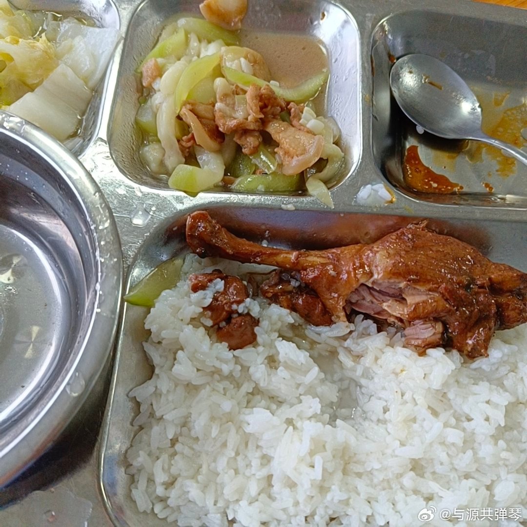 其实是晚饭了但是为了赶产量急急忙忙吃完饭回去上班了
