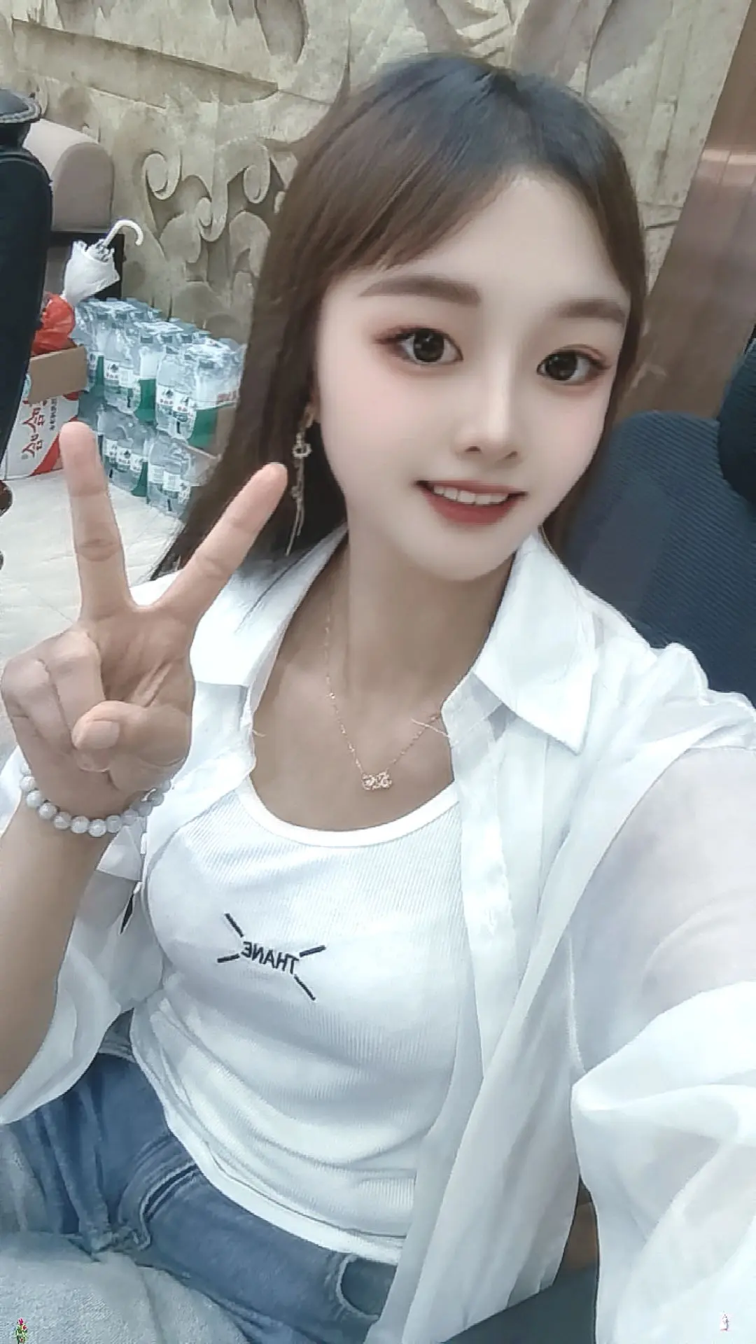 早就不是那个年少轻狂的女孩了啦，现在只屈服于孩子和生活，一路走来我什么...