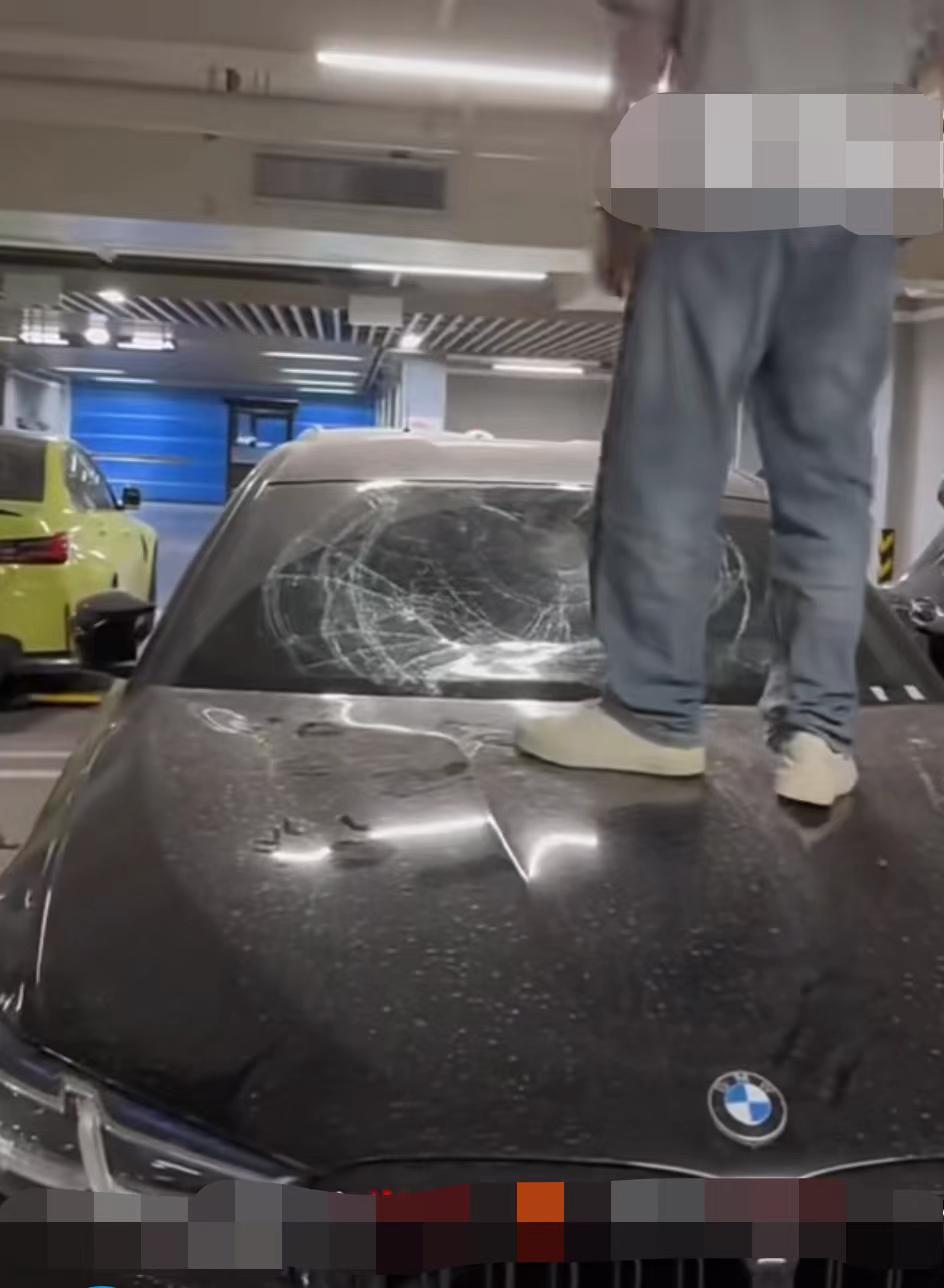 这个男的喝醉了跳上自己的车，
把车踹坏都不是最尴尬的！
最尴尬的应该是现在网友都