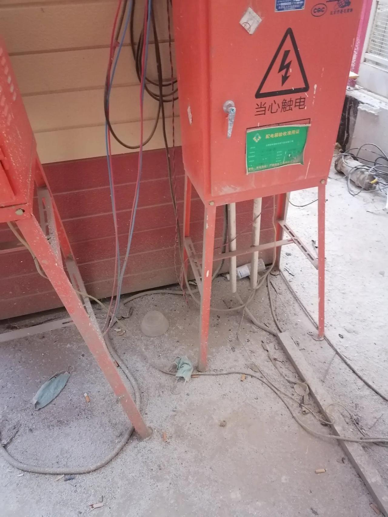 大家好，我是水电工星仔，现在干工地，小工操心偷懒，大工操心干活，班组长操心进度，