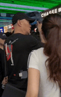 小杨对莎莎的关爱让人感动
莎莎世界各地比赛
总能看到小杨的身影
作为莎莎以前的教