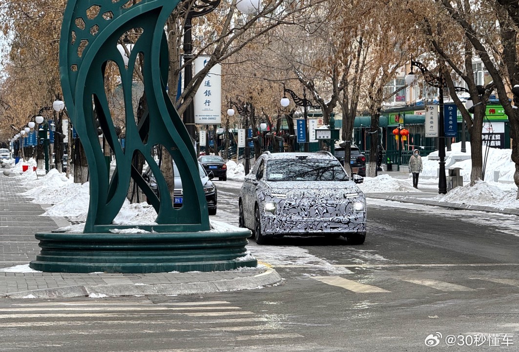 一汽大众全新纯电SUV谍照曝光 新车定位中型SUV，车身修长，前脸独特的小方灯设