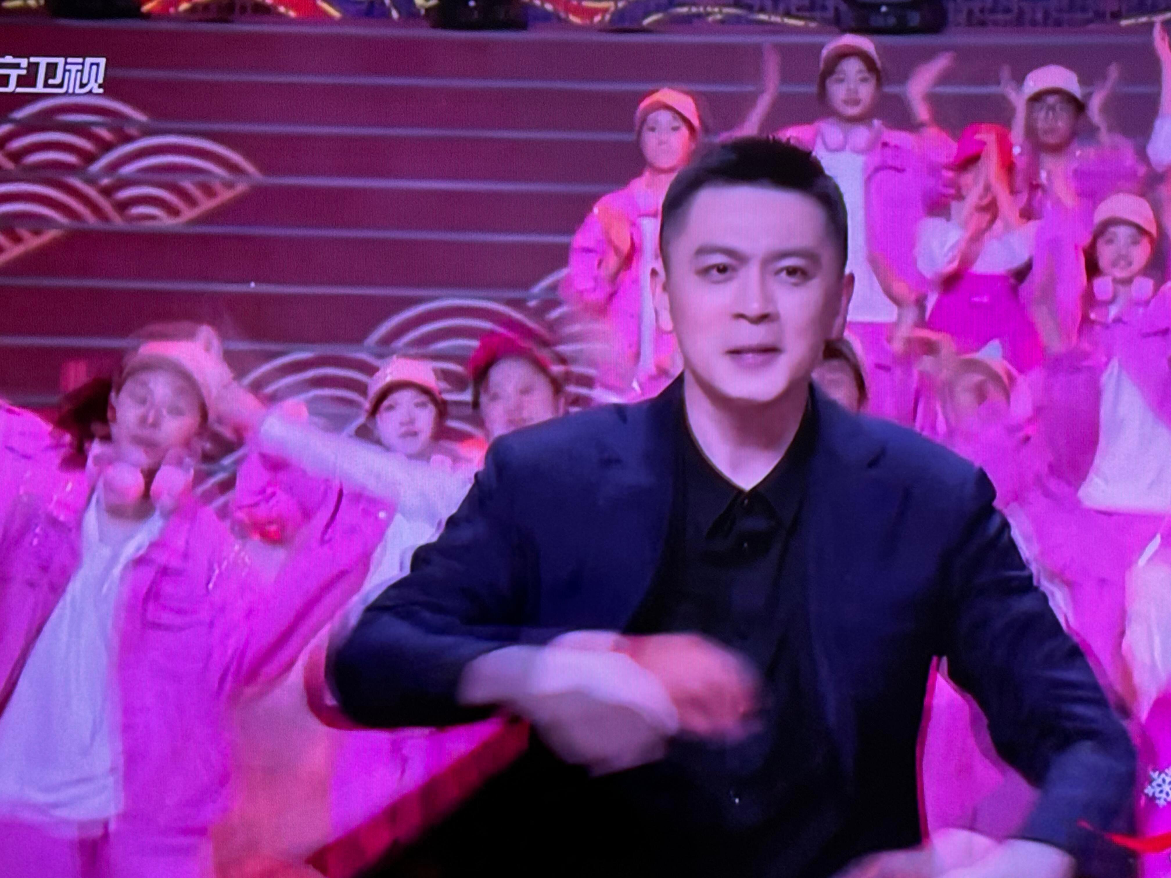 2025辽视春晚  2025年辽宁春晚，杨鸣参与的节目《激情时刻》中，他身穿西装