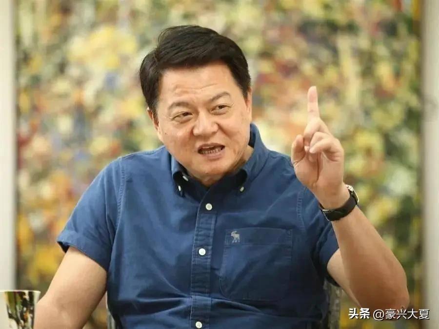 台湾统派人物周锡玮近期直接公开硬刚美国，一针见血指出：现在的美国政客，看似讲民主