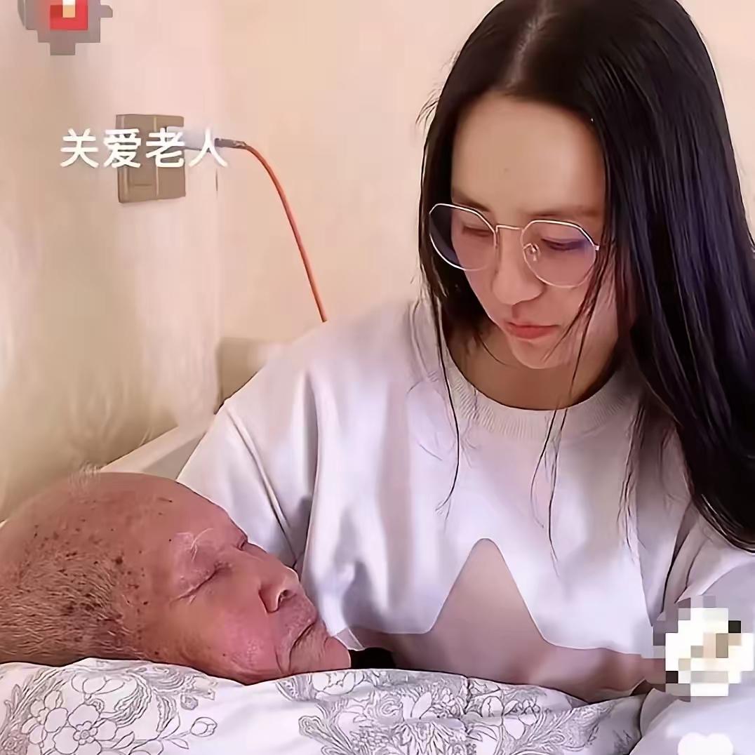 河南一90后女子半夜给93岁爷爷换尿不湿，突然，爷爷拉着女子说：能抱抱我吗？孩子