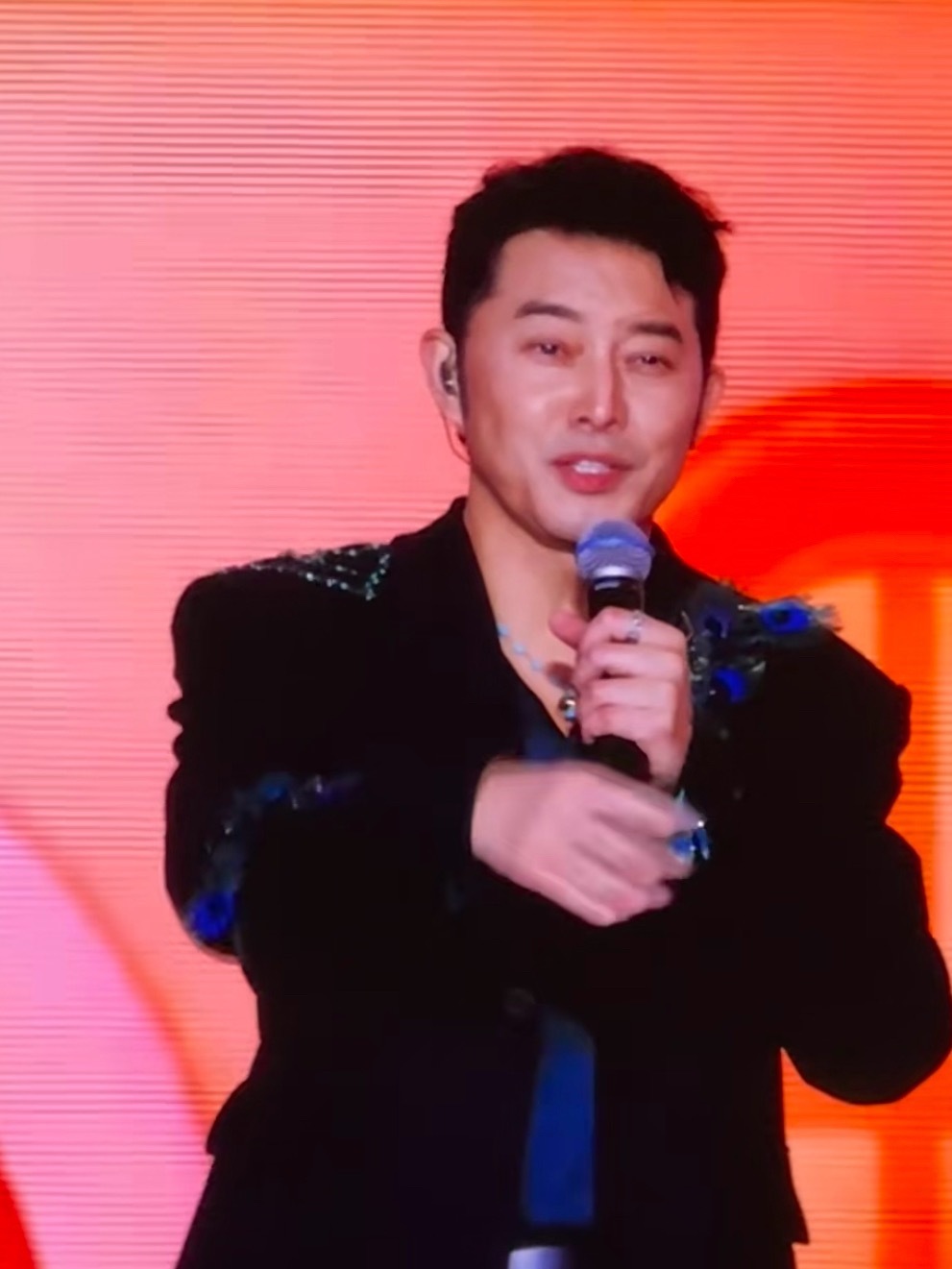 今天沙溢咋这么年轻哈哈哈哈手还怪好看的 