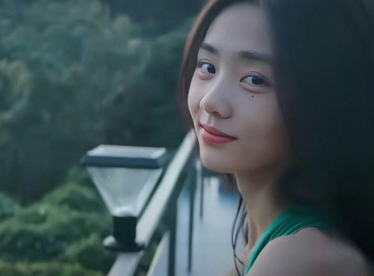 黄多多星味真的好漂亮呀，我一个女孩子真的羡慕住了，人怎么能美成这样呢 ​​​