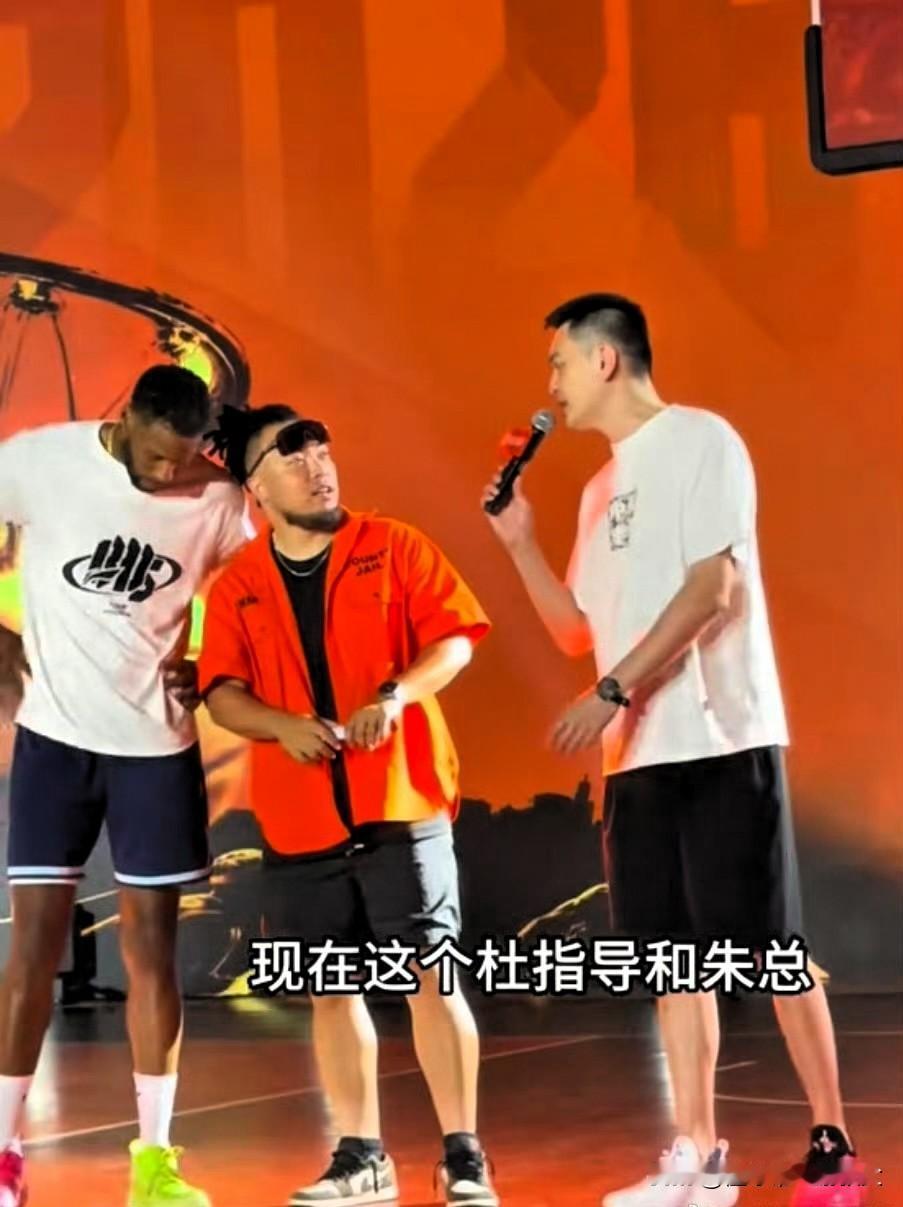 世事难料！杨鸣现场追问威姆斯，得知杜锋朱芳雨离队颇感意外，CBA也是一个江湖，早