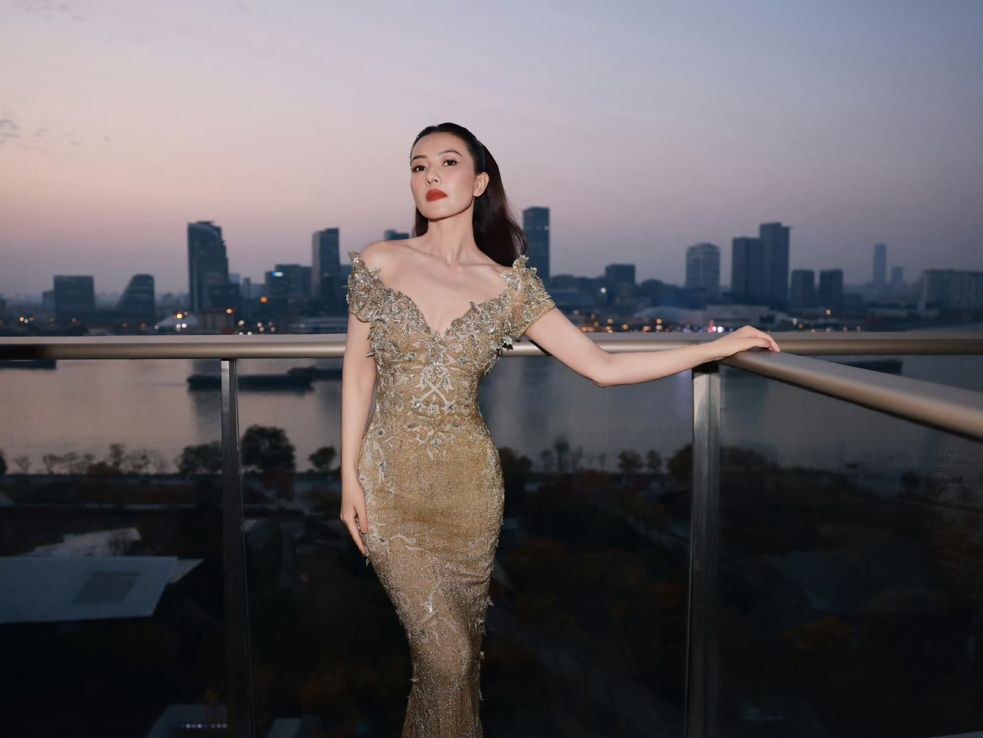 裁月光为谱，寄时光成诗高圆圆 