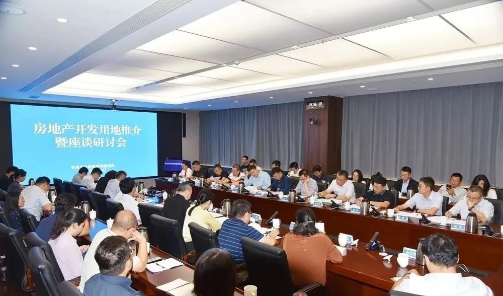 本市有关部门召集了众多开发商，昨天召开了土地推介会，也开了座谈会。这次推介的土地