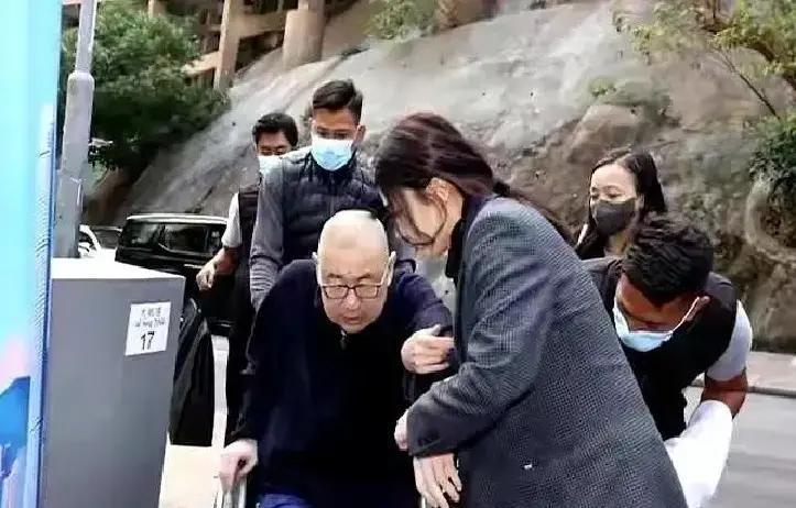 刘銮雄把75%家产砸给甘比那天，医生刚拍桌子警告：再让外人碰你，ICU见——但他