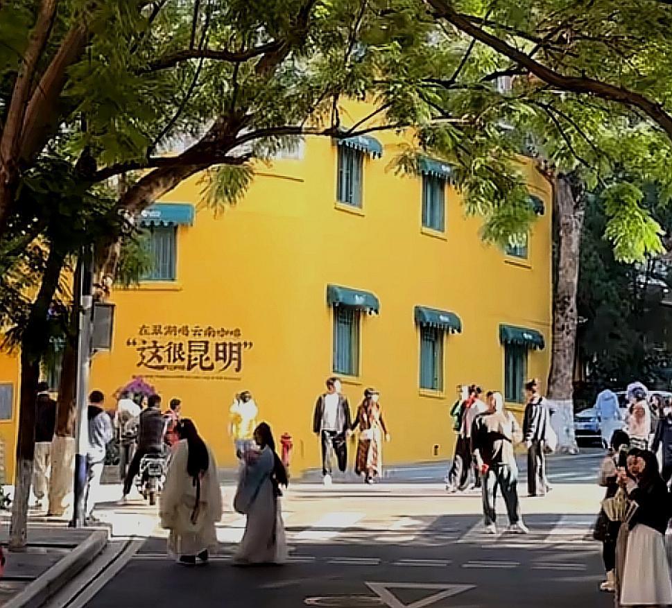 昆明翠湖周边街道巷落的改造无疑是成功的。
就以黄公东街为例，原本平平无奇仅用于交