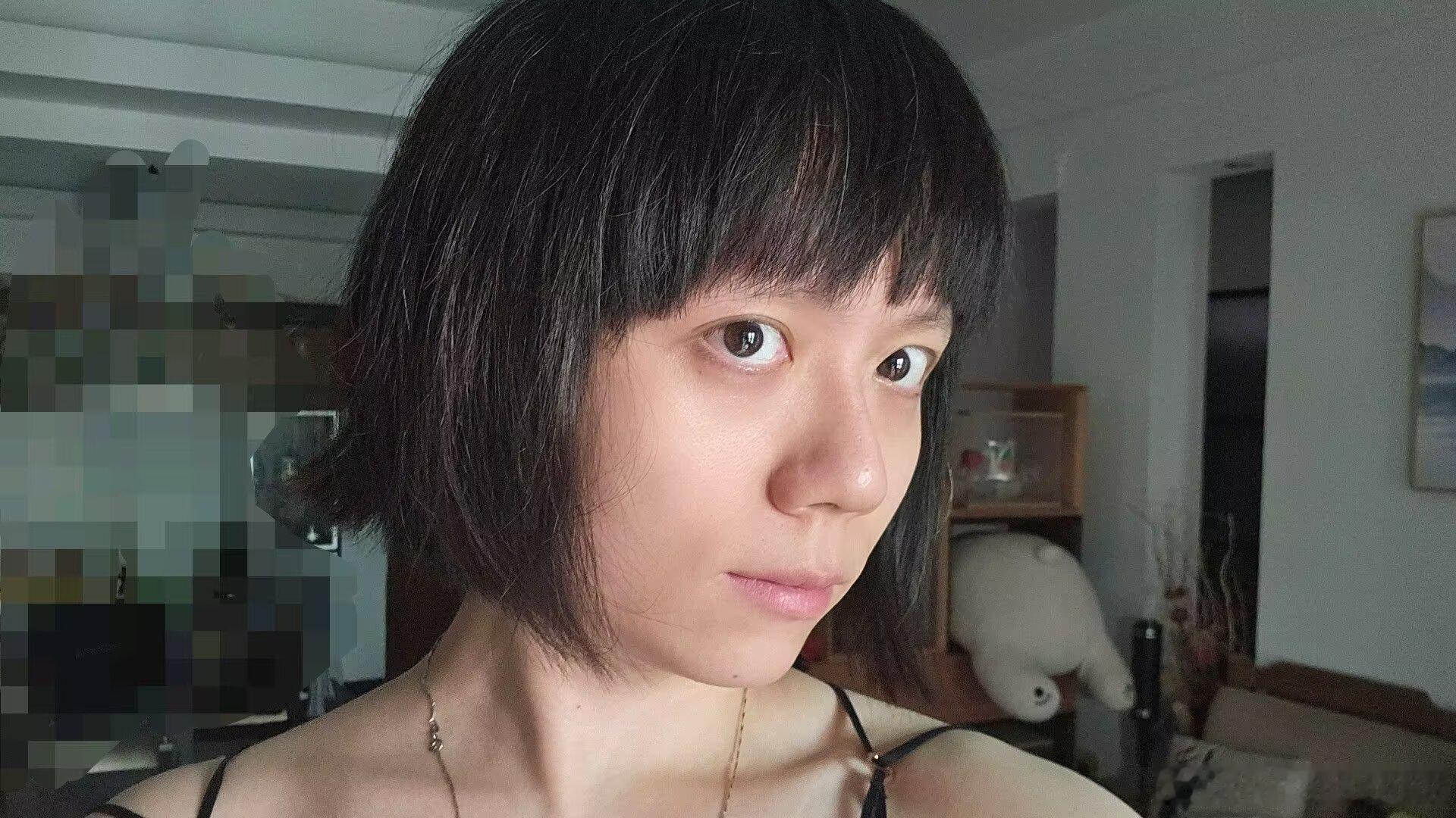 一大早的时候想着把侧边一部分头发直接大刀剪掉成刘海算了😪然后用了3厘米小剪刀给
