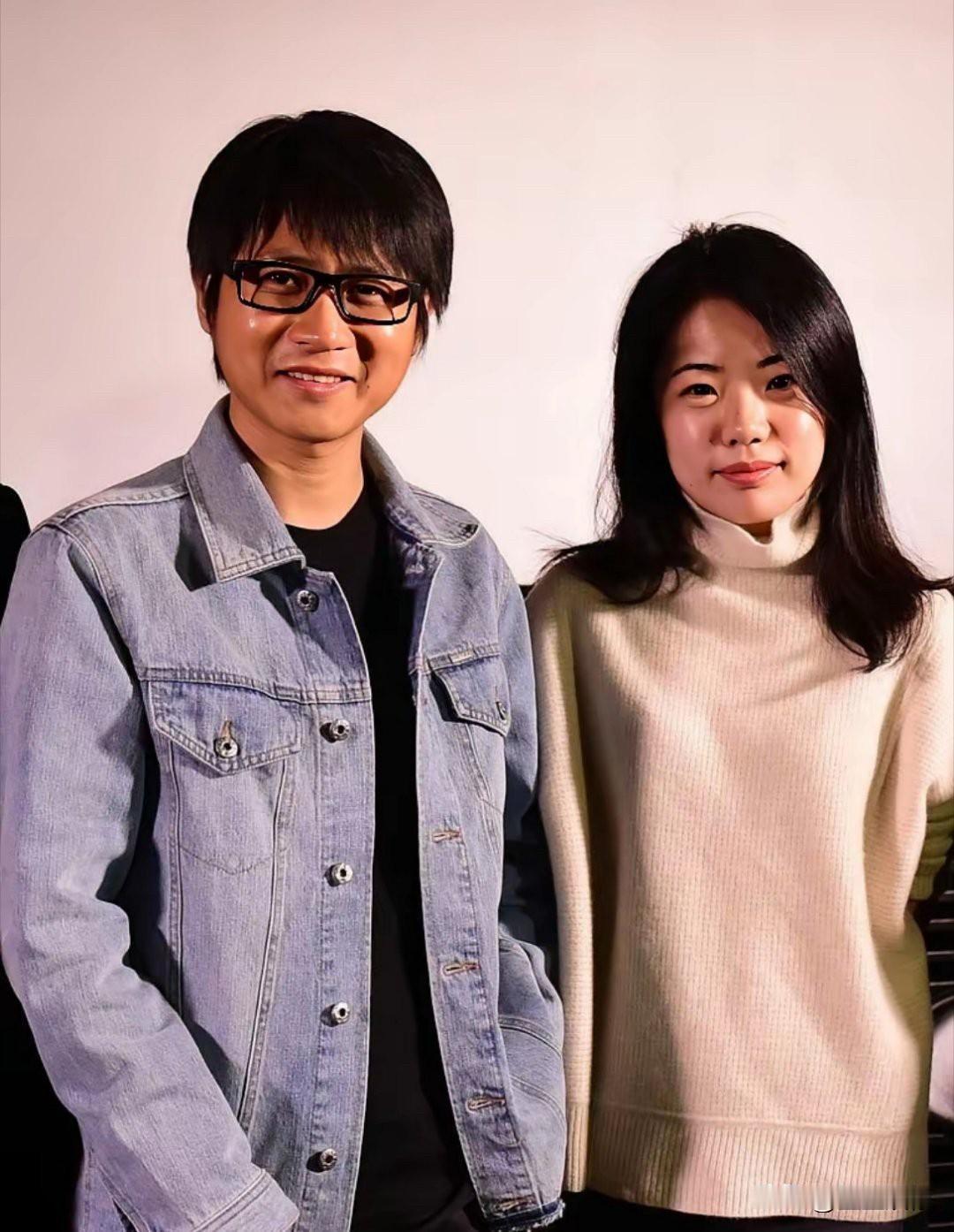 一众文二代里韩寒是最清醒聪明的。年少成名被捧上文坛高位后，他及时抽身转向赛车、影