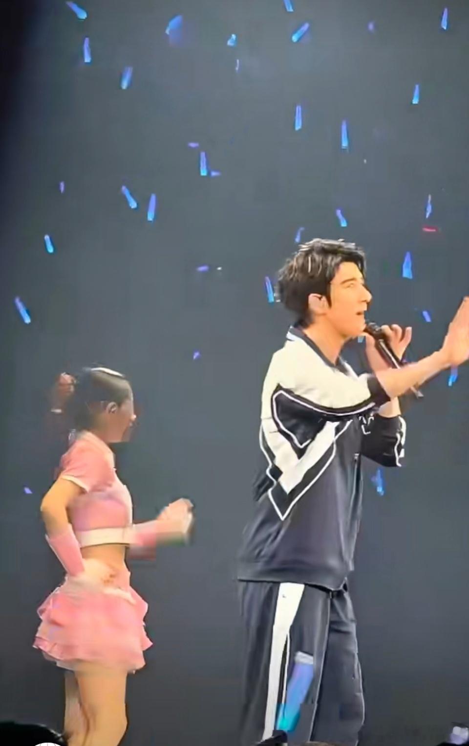 王力宏演唱会秒变校园偶像剧 最后一天的安可场，王力宏直接换上清爽休闲装登场，整个