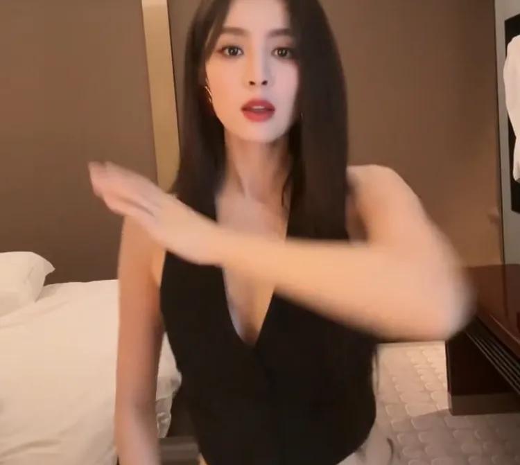 最近，古力娜扎在社交平台上发布了一段自己的性感舞蹈视频。在这段视频中，她穿着V领