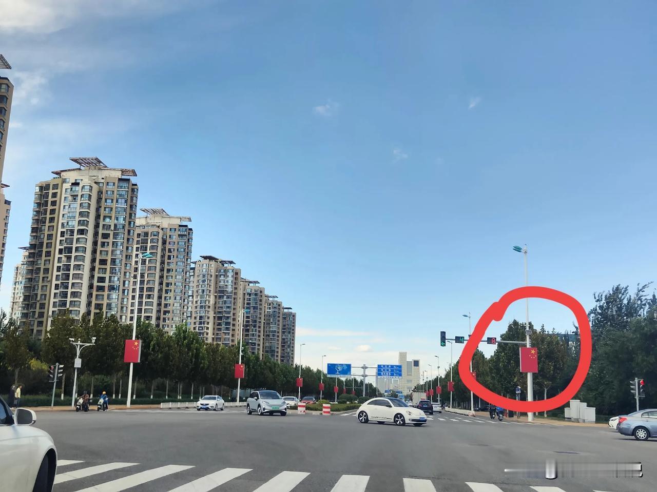 ​天津的格局还是小了！国 庆出行，一路看到天津悬挂的国 旗，相比全国其他城市来说