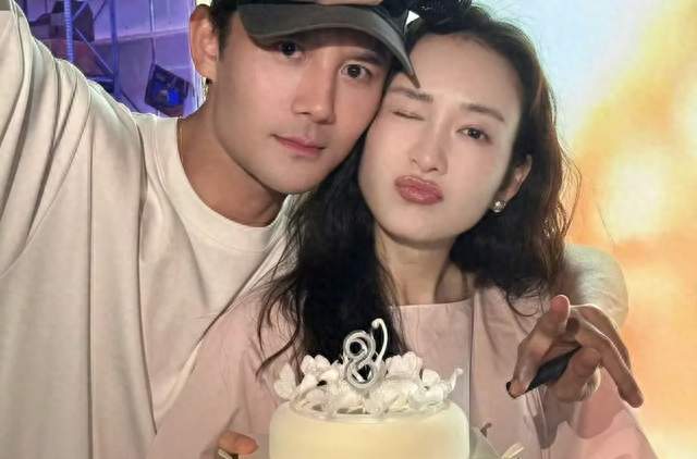 王鸥44岁生日晒与王凯亲密合照，一句"被美好包围"梦回《伪装者》