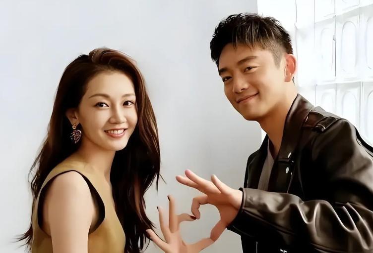 当年凭借着《芳华》一下子成为全国炙手可热的女演员，却终因自己的举动与伯乐冯小刚"