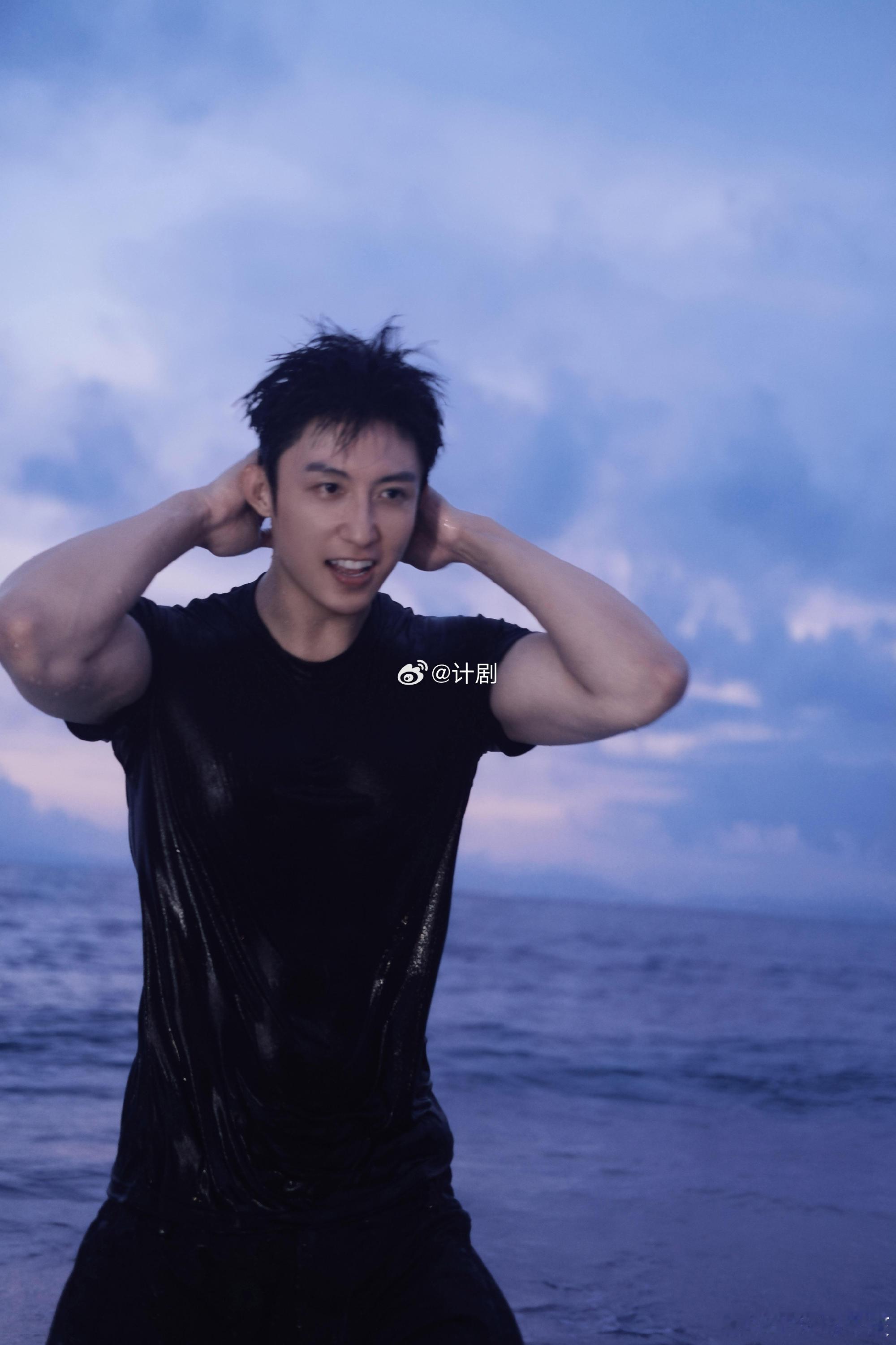 黄景瑜3D建模身材 行走的人体雕塑这个形容太准确了！黄景瑜的身材完全符合黄金比例