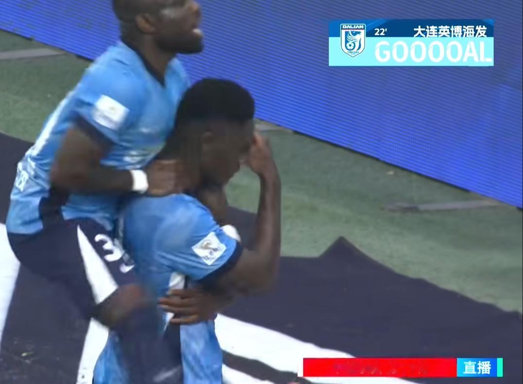 仅仅20分钟，大连英博2:0领先泰山队。
一场屠杀即将上演
泰山队那种纸糊的防线
