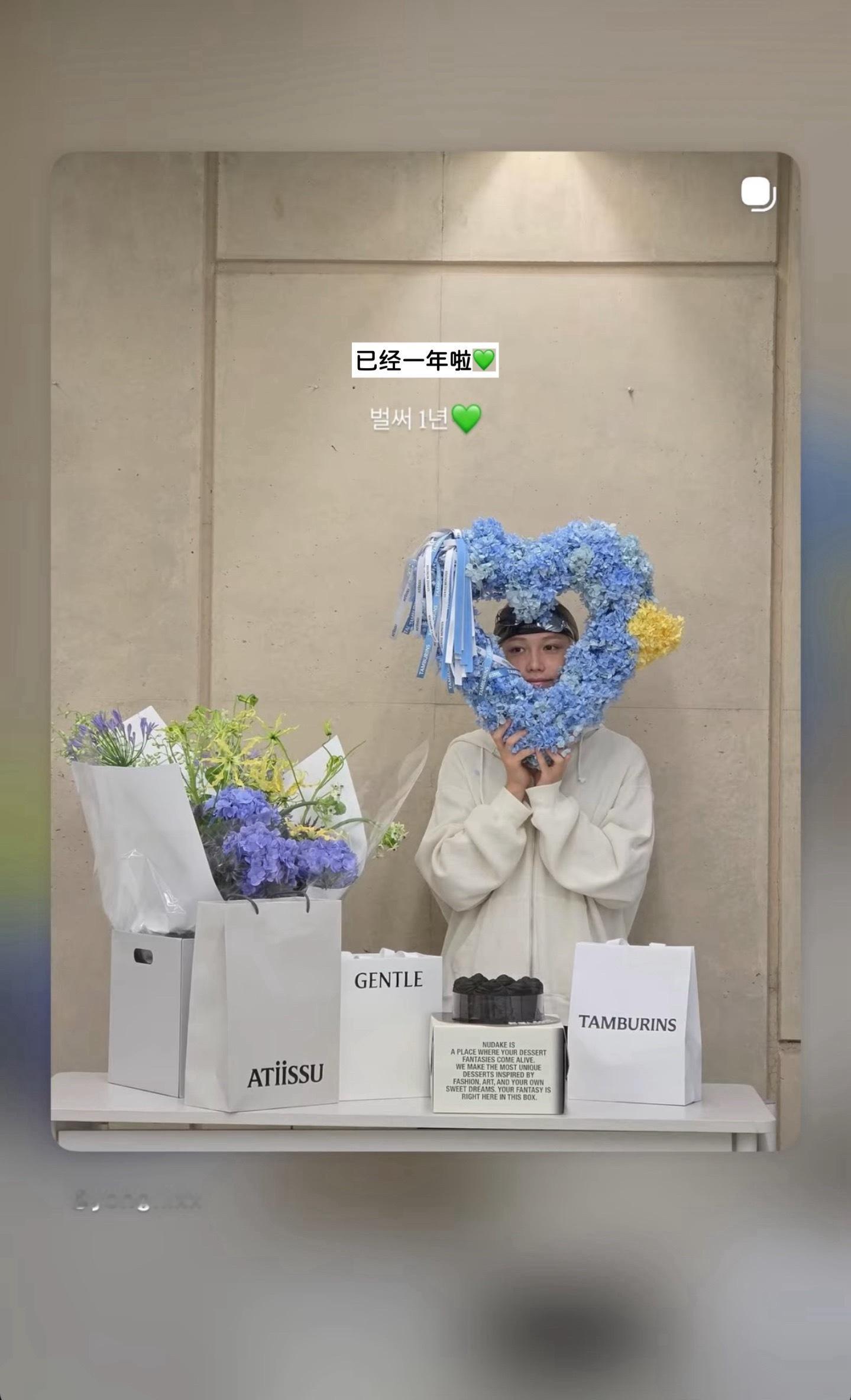 IIC首席快拍转发"已经一年啦💚""Back to 2024 winter"