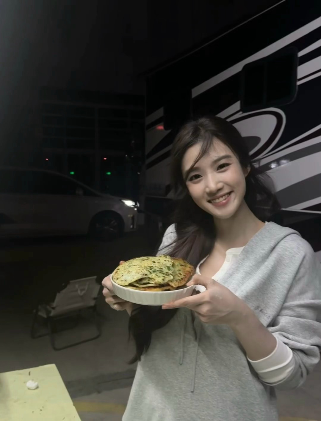 卢昱晓，怎么会有如此美萌的葱油饼主理人！！ ​​​
