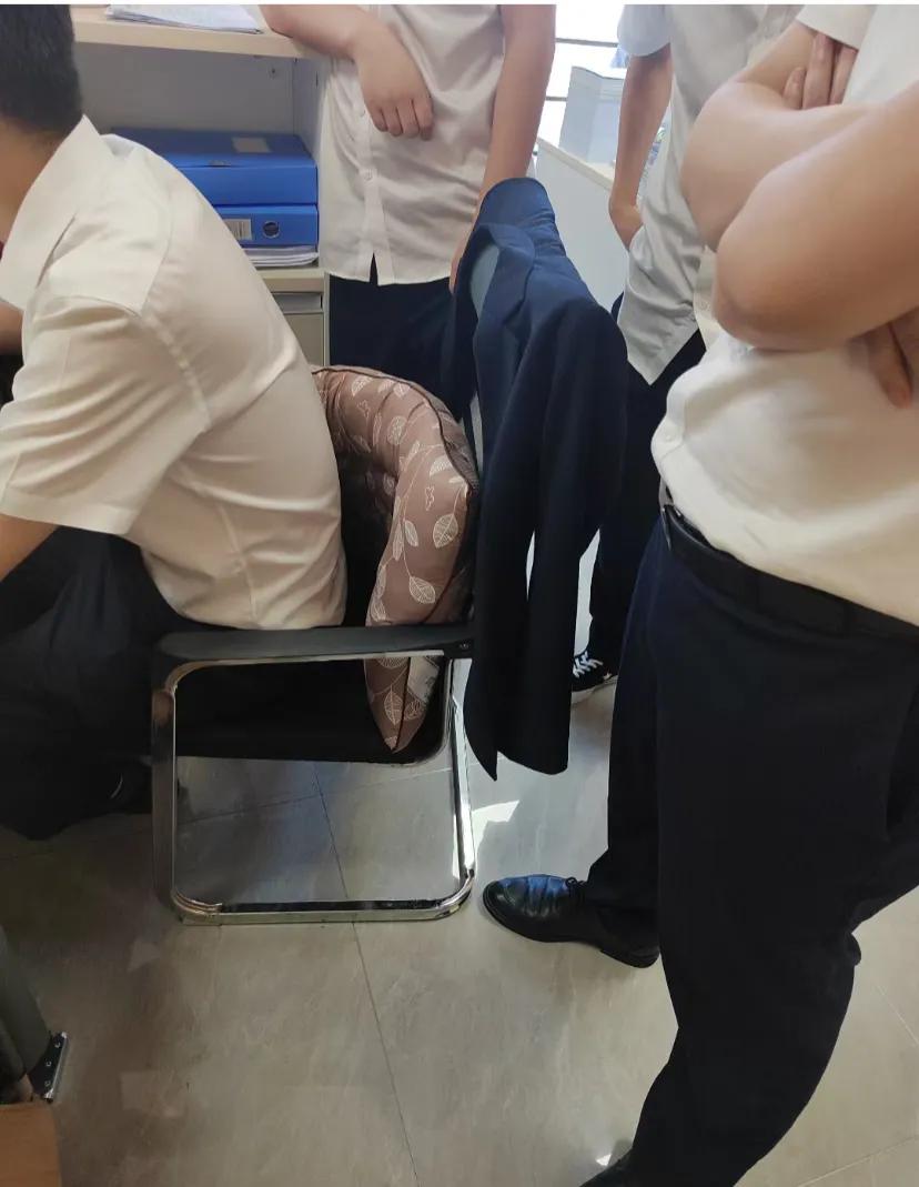 对账差一分
今天对账差一分找不到，办公室会计全都过来了
财务对账