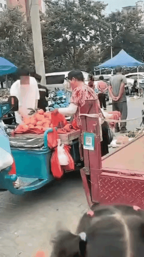 这个卖水果的大妈太可恶了，小伙子精心挑选出来的水果，又被她悄悄的全换成了坏水果，