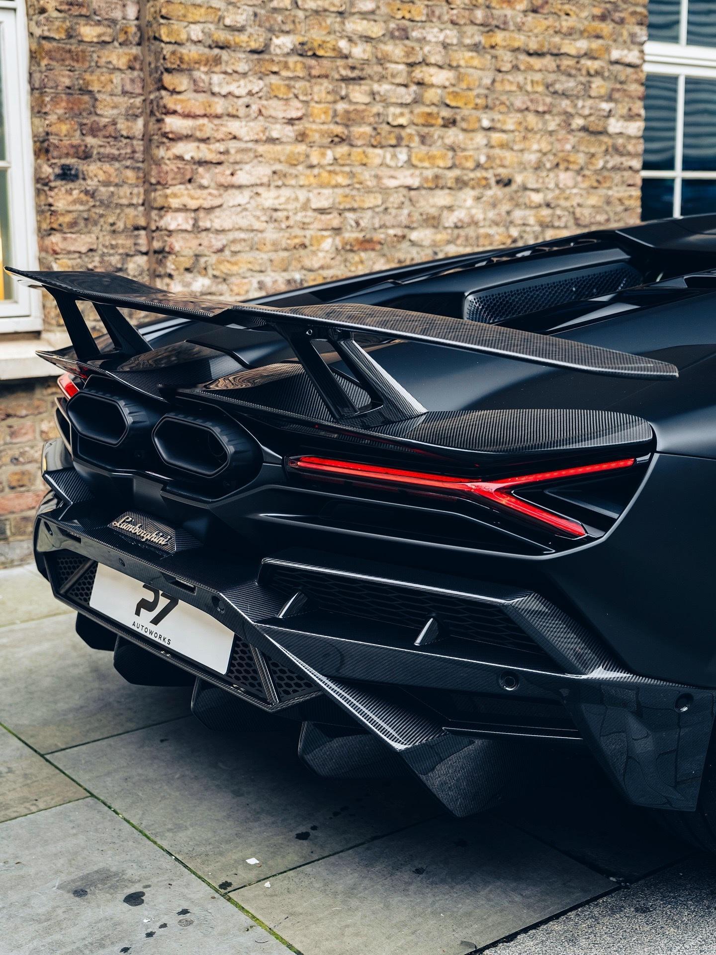 这款由P7Autoworks打造的兰博基尼Revuelto。该车采用了全抛光黑漆