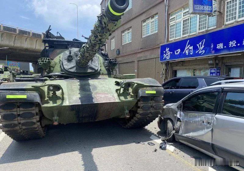 看下这几天某省汉光演习车祸集锦，这驾驶技术确实让人无语啊！