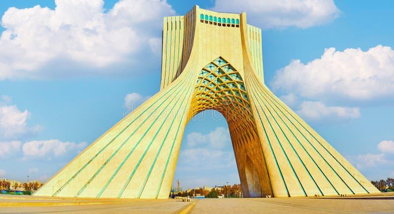 据伊朗塔斯尼姆通讯社报道，哈梅内伊当天上午接见伊朗各界民众时作出上述表态。他表示