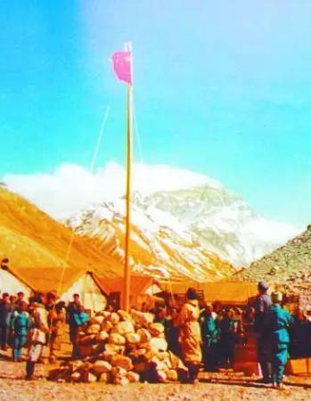 1953年，尼泊尔想把珠峰全部划到尼泊尔名下，理由就是：你们中国人都没上去过，怎