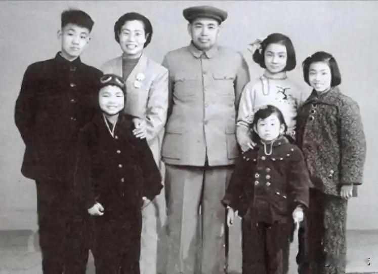 田普当年嫁给大她十九岁的许世友，生下了六个儿女，可到了晚年，她却选择和没有血缘关