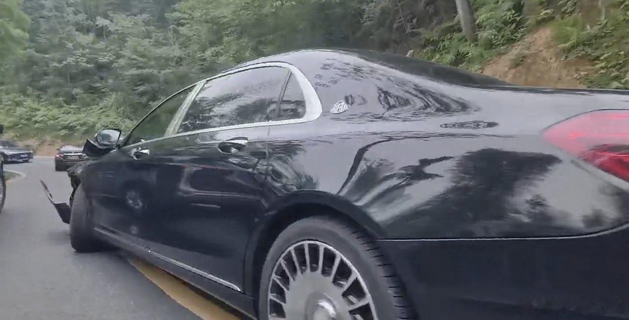 智驾数码团 在南昌梅岭公路上，一辆奔驰迈巴赫被逆行比亚迪撞烂了，希望车主第三者责