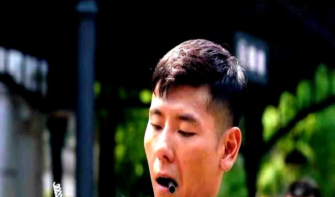 蒋奇明一嗓子炸全场，秦昊一个眼神能让你心颤。
不是谁声大谁赢，是誰能把话藏进呼吸