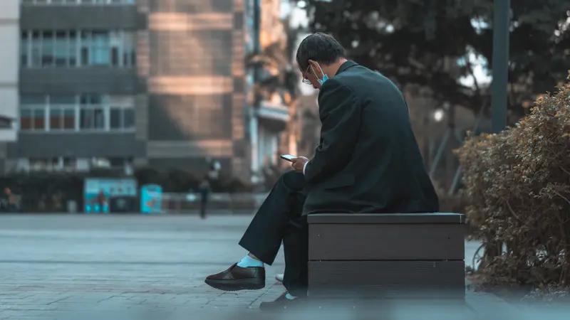 在热闹喧嚣的社交场合中，为何有人口若悬河，有人却沉默寡言？这背后隐藏着怎样不为人