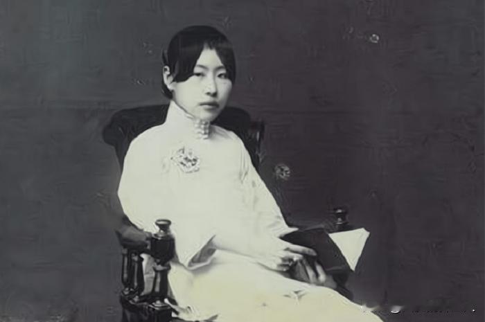 1919年，军官陈济棠看上了戏子莫秀英，得知她身上有两处特别，认为她旺夫益子，赶