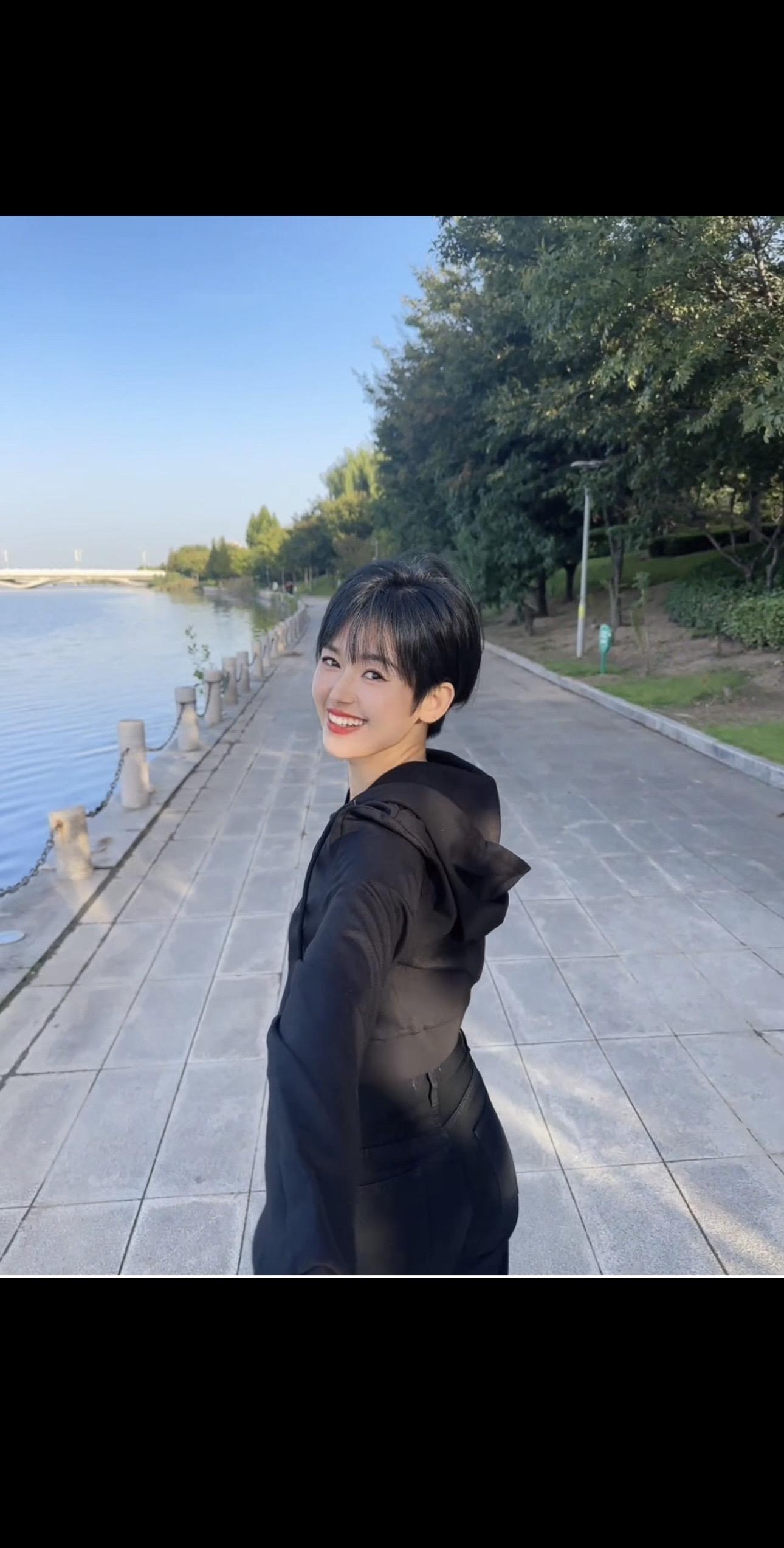 我一直坚信作为女性能扛得住岁月摧残的一定是内在的沉淀与善良 生活的温柔...