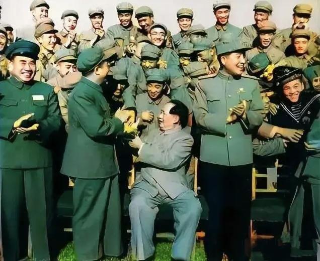 你看过毛主席笑得最开心的一张照片吗？
1954年，一群穿着旧军装、胸前挂满奖章的