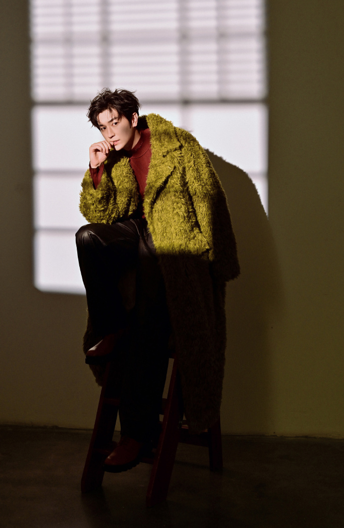 别人拍戏用替身，他直接上真家伙！30斤铠甲穿身上，火苗子蹭蹭往肉上窜，这哥拍戏不