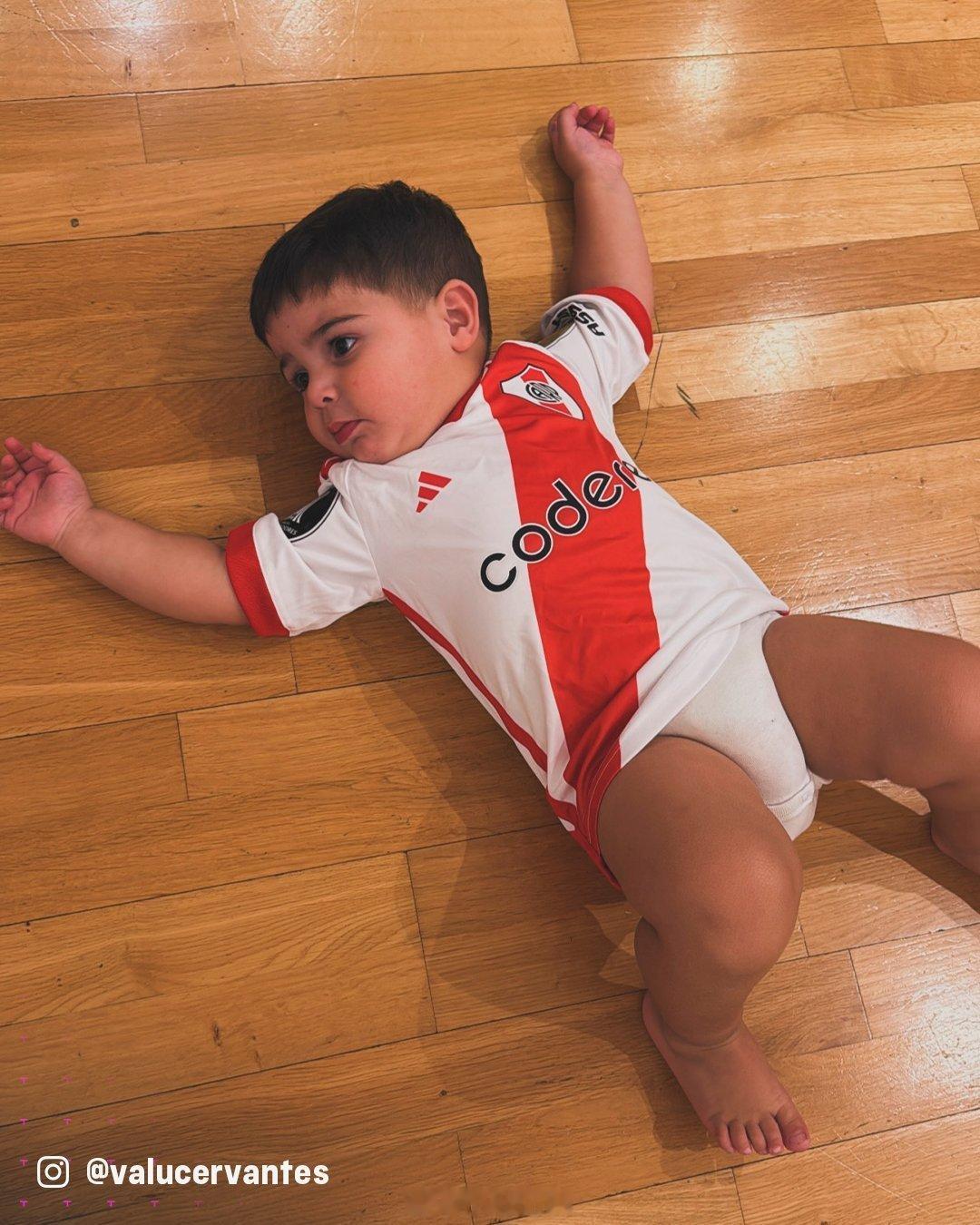 河床[超话] 谢谢小宝支持河床❤与帕尔梅拉斯赛前，恩佐和瓦伦给本哈穿上了河床球衣