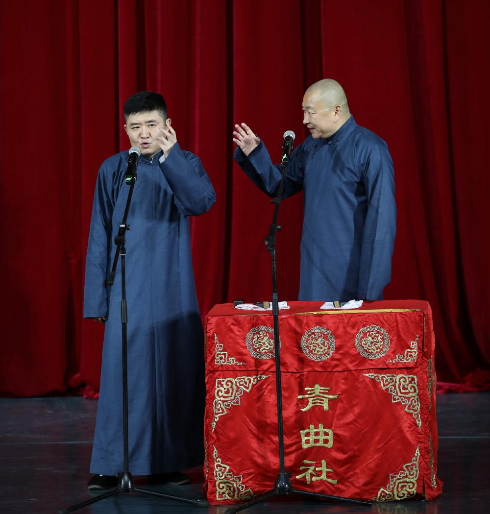【著名相声演员苗阜罕见晒出观众席，演出成功得到证明，你怎么看？】
近日，著名相声