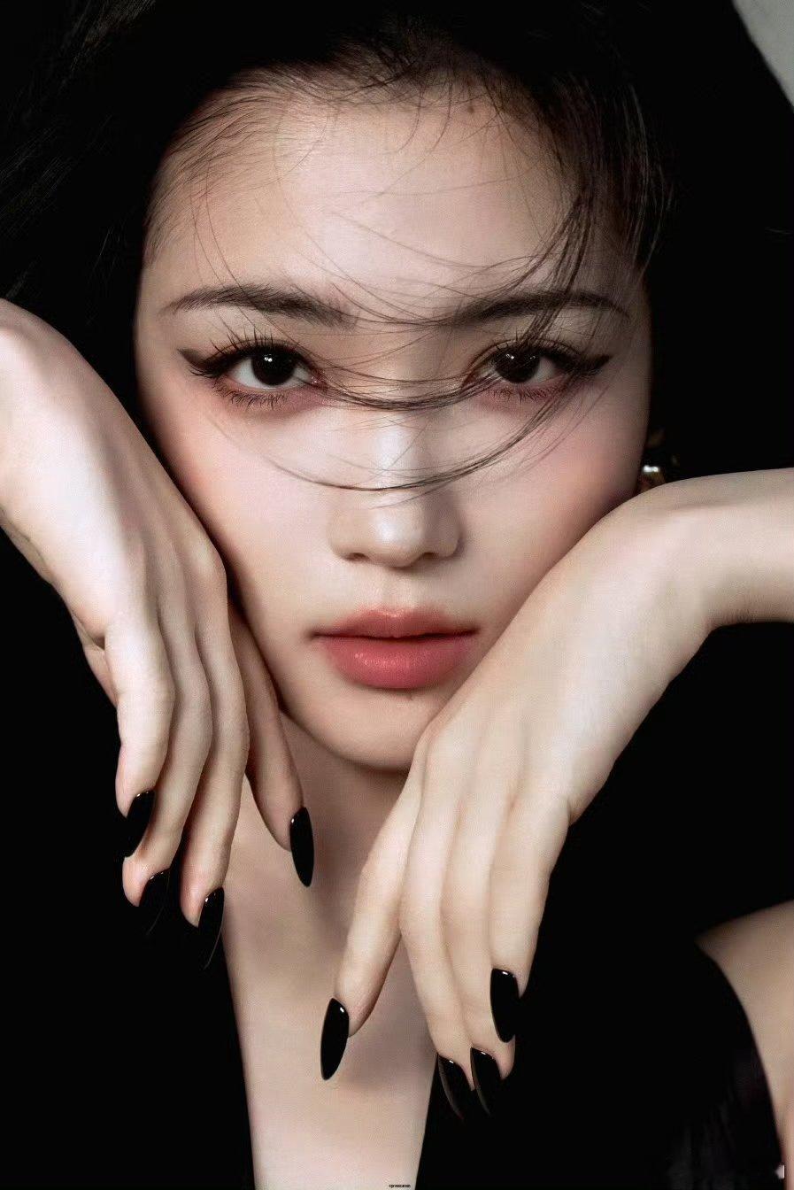 代露娃的背不拔罐可惜了 代露娃的黑色挂脖露背裙造型太绝！卷发与黑裙的组合将归国千