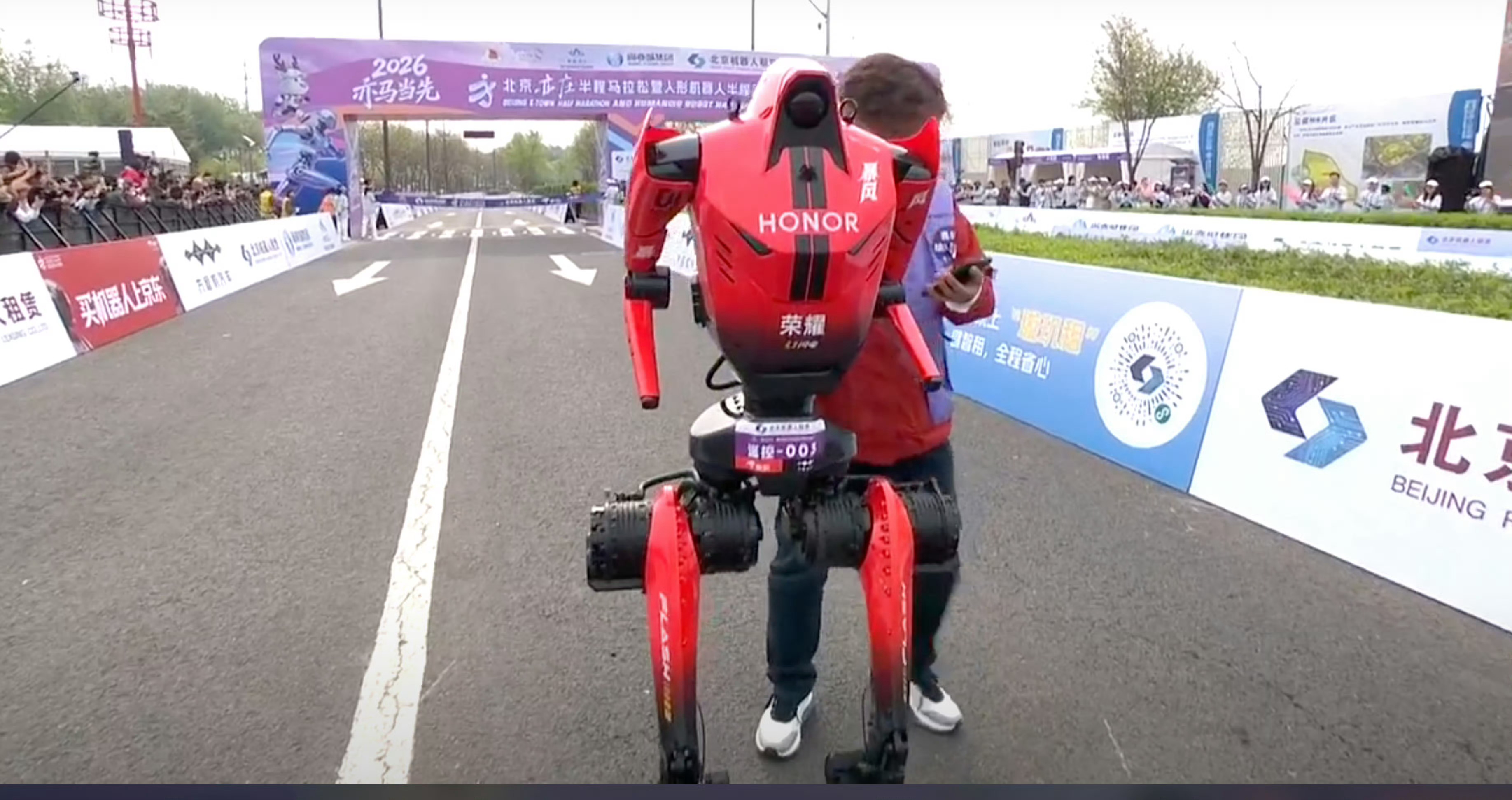 荣耀机器人首次参赛就夺冠别再觉得人形机器人只是科幻！今天早上，荣耀齐天大圣队自研