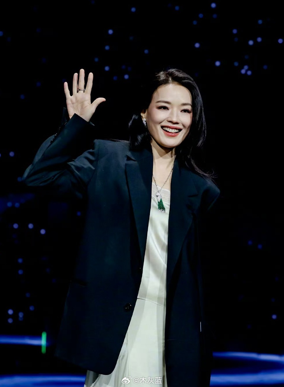 当了导演后，舒淇真是越来越喜欢穿西装了。今天也恭喜舒淇的导演首作「女孩」荣获提名