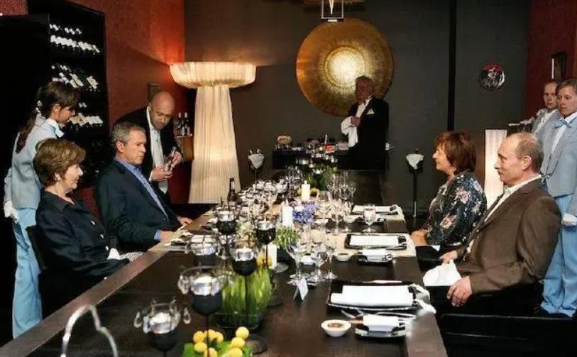 “这一个厨子不看菜谱，看上兵法了！”

下图是2002年美国总统小布什夫妇访问俄