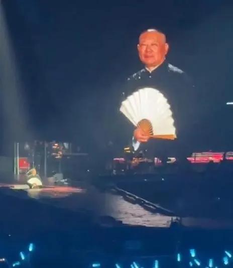 郭德纲惊喜现身岳云鹏演唱会，引发全场欢呼。舞台上师徒二人默契互动，郭德纲还即兴助